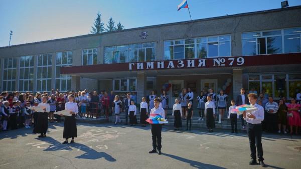 Гимназисты встали на крыло Гимназисты встали на крыло