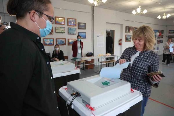 Официальных жалоб на телефонные рассылки с агитацией одной из партий не поступало