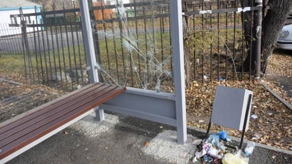 В Алейске вандалы разрушили новую остановку В Алейске вандалы разрушили новую остановку