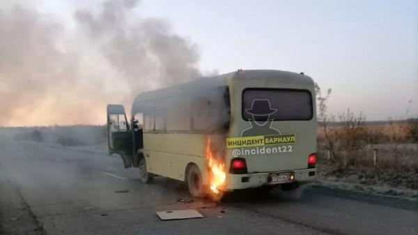 Рейсовый автобус загорелся на алтайской трассе Рейсовый автобус загорелся на алтайской трассе