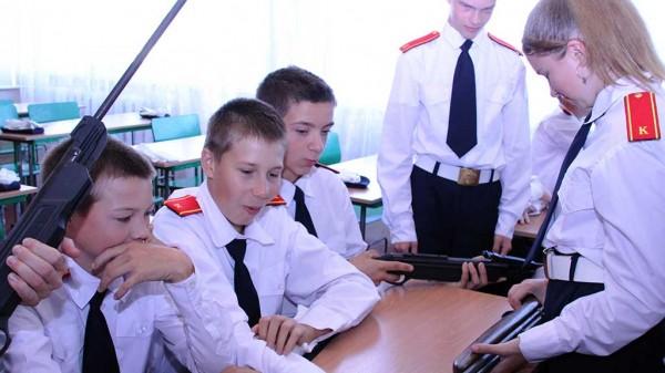В каменской школе обычный класс перевели на &laquo;кадетские рельсы&raquo;