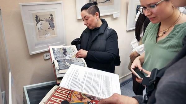 В Художественном музее Алтайского края открылась выставка книжной графики и фотографии