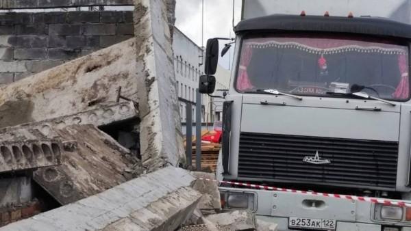 В центре Барнаула обрушилось строящееся здание