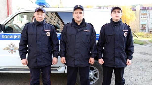 Алтайские полицейские спасли мужчину из горящего дома