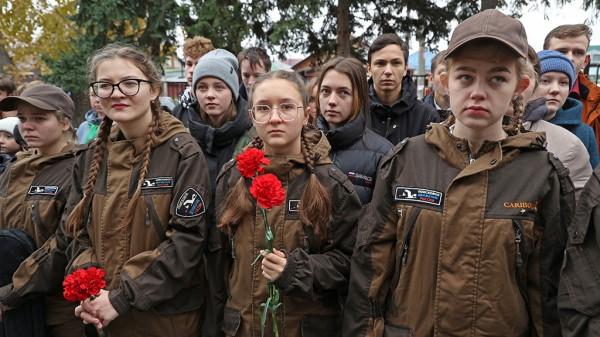 В барнаульской школе открыли мемориальные доски в честь военнослужащих В барнаульской школе открыли мемориальные доски в честь военнослужащих