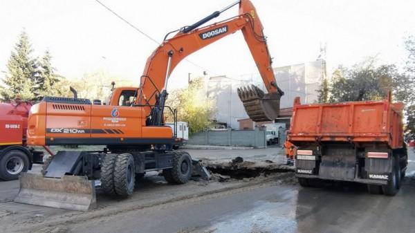 В Барнауле устранили аварию на улице Димитрова В Барнауле устранили аварию на улице Димитрова
