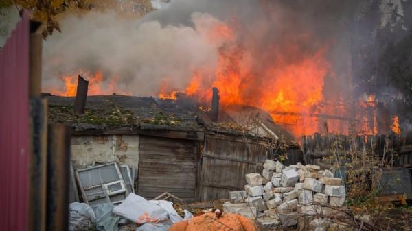 В Барнауле пожарные ликвидируют возгорание по улице Транзитной В Барнауле пожарные ликвидируют возгорание по улице Транзитной