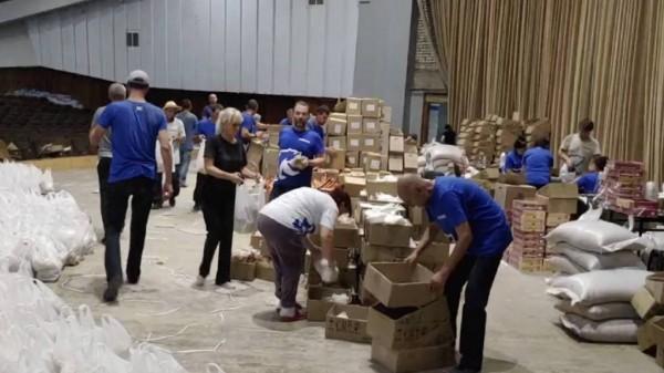 «Единая Россия» выдала 1,5 тысячи продуктовых наборов жителям Херсона за один день «Единая Россия» выдала 1,5 тысячи продуктовых наборов жителям Херсона за один день