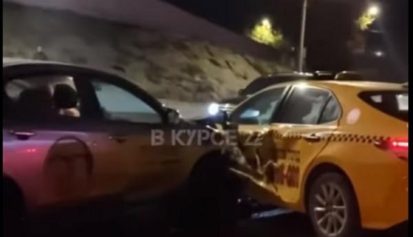 В Барнауле не поделили дорогу два автомобиля такси