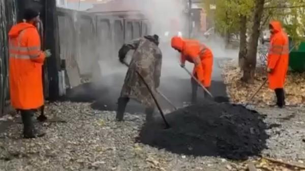 Барнаульские дорожники укладывали асфальт прямо в лужи