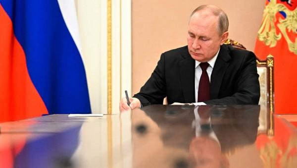 Владимир Путин подписал закон о принятии новых территорий в состав России Владимир Путин подписал закон о принятии новых территорий в состав России