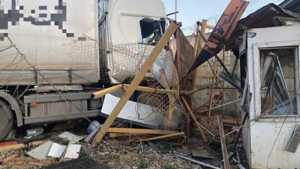 На Шинном заводе в Барнауле большегруз насмерть задавил охранника в сторожевой будке