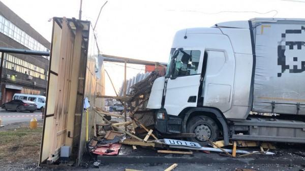 На Шинном заводе в Барнауле большегруз насмерть задавил охранника в сторожевой будке