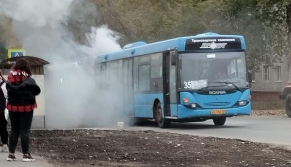 В Барнауле на остановке загорелся автобус В Барнауле на остановке загорелся автобус