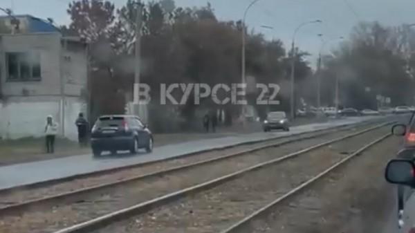 Автолюбители объезжают барнаульские пробки задним ходом по встречке Автолюбители объезжают барнаульские пробки задним ходом по встречке