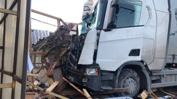 На Шинном заводе в Барнауле большегруз насмерть задавил охранника в сторожевой будке