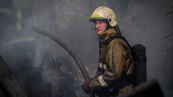 В Барнауле пожарные ликвидируют возгорание по улице Транзитной В Барнауле пожарные ликвидируют возгорание по улице Транзитной