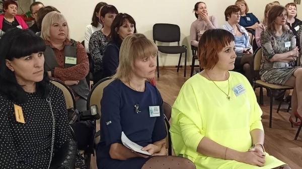 Каменские соцработники поделились с коллегами опытом работы &laquo;Семейной диспетчерской&raquo;
