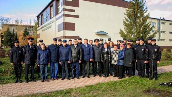 У барнаульского юридического института высадили молодые деревья У барнаульского юридического института высадили молодые деревья