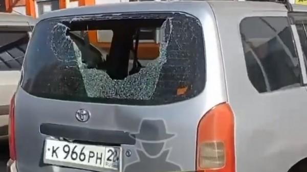 На барнаульской парковке неизвестные разбили стекла в автомобилях