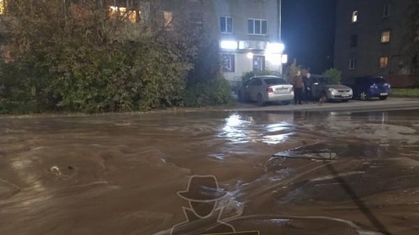 В Барнауле из-за аварии на водопроводе затопило улицу Димитрова В Барнауле из-за аварии на водопроводе затопило улицу Димитрова