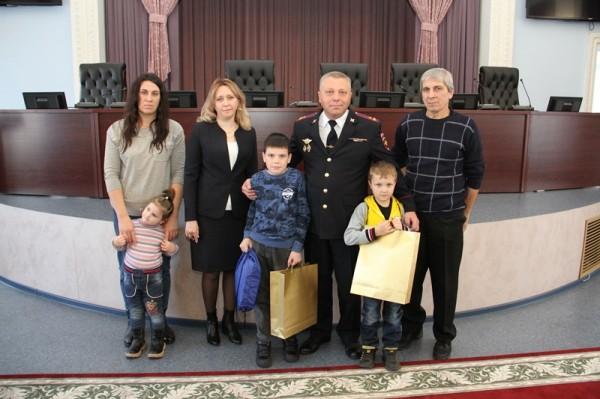 В Алтайском крае полицейские и сотрудники паспортно-визового сервиса вручили подарки детям из ДНР В Алтайском крае полицейские и сотрудники паспортно-визового сервиса вручили подарки детям из ДНР