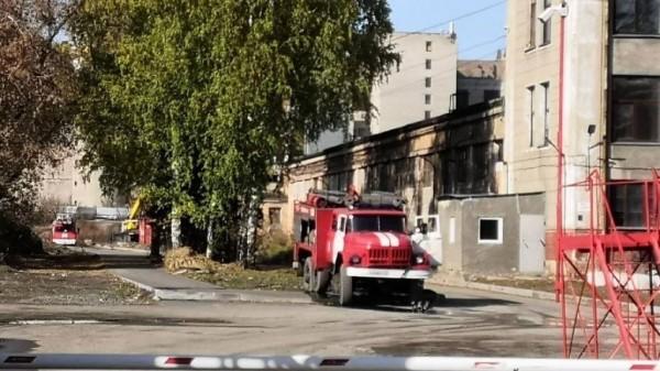 В Барнауле загорелась кровля производственного цеха В Барнауле загорелась кровля производственного цеха