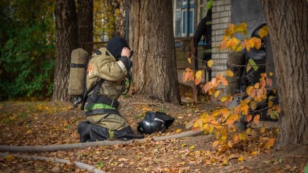 В Барнауле пожарные ликвидируют возгорание по улице Транзитной В Барнауле пожарные ликвидируют возгорание по улице Транзитной
