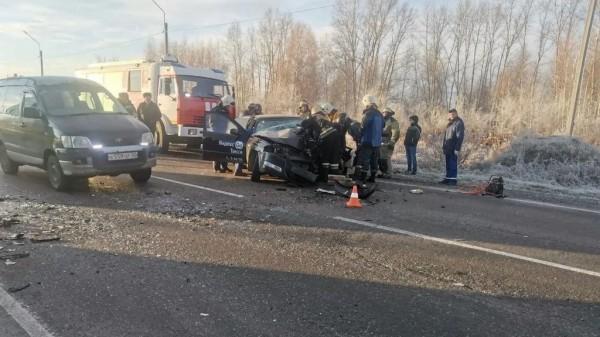 Два такси столкнулись лоб в лоб на выезде из Бийска в Барнаул