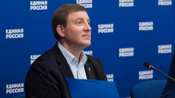 &laquo;Единая Россия&raquo; установит в ПВР для беженцев с Донбасса новогодние ёлки и поздравит военнослужащих на передовой