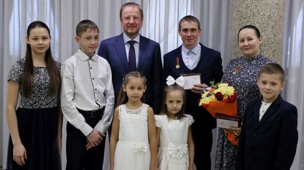 Виктор Томенко встретился с многодетными семьями Алтайского края