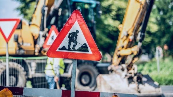 Дорожники приступили к установке барьерного ограждения на подъезде к Старому мосту в Барнауле
