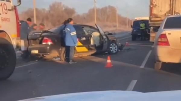 Два такси столкнулись лоб в лоб на выезде из Бийска в Барнаул