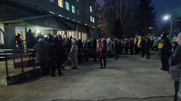 Барнаульцы пожаловались на утреннюю очередь возле поликлиники Барнаульцы пожаловались на утреннюю очередь возле поликлиники