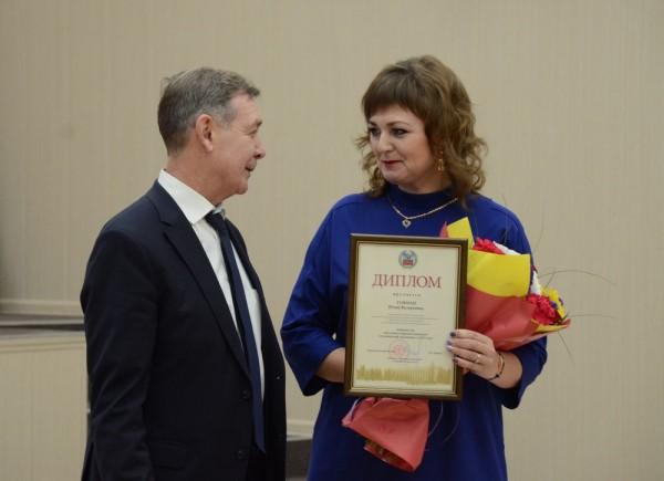 Преподаватель Славгородского педагогического колледжа получила награду на торжественной церемонии в Правительстве Алтайского края