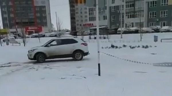Барнаульцы жалуются на водителей, которые ездят по тротуарам