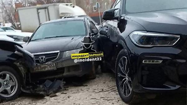 В центре Барнаула произошло массовое ДТП с участием автомобиля ЧОПа В центре Барнаула произошло массовое ДТП с участием автомобиля ЧОПа