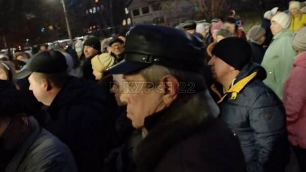 Барнаульцы пожаловались на утреннюю очередь возле поликлиники Барнаульцы пожаловались на утреннюю очередь возле поликлиники