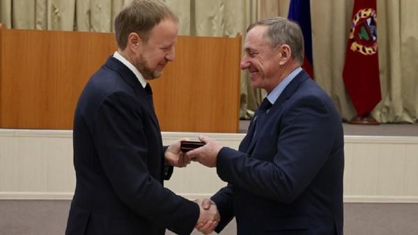 Виктор Томенко вручил госнаграды работникам сельского хозяйства и перерабатывающей промышленности