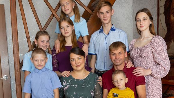 Семейная пара из Быстрого Истока воспитывает 11 ребятишек: двоих своих и девять приемных Семейная пара из Быстрого Истока воспитывает 11 ребятишек: двоих своих и девять приемных