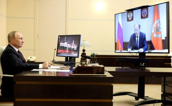 Владимир Путин обсудил с Виктором Томенко социально-экономическую ситуацию в Алтайском крае Владимир Путин обсудил с Виктором Томенко социально-экономическую ситуацию в Алтайском крае