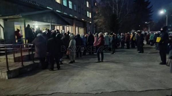 Барнаульцы пожаловались на утреннюю очередь возле поликлиники Барнаульцы пожаловались на утреннюю очередь возле поликлиники