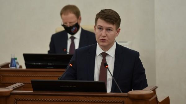 Вице-спикер АКЗС оценил возможность начинать сессии районных и городских советов депутатов с Гимна РФ