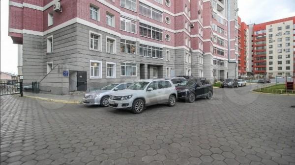 В Барнауле продают четырехкомнатную квартиру с сейфом и бронированной дверью В Барнауле продают четырехкомнатную квартиру с сейфом и бронированной дверью