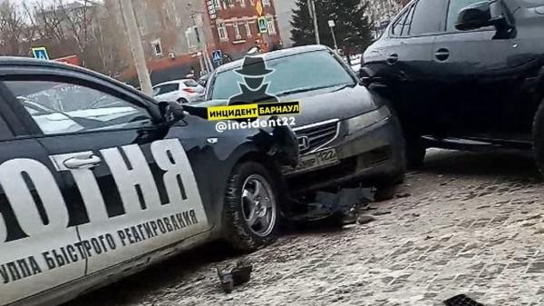 В центре Барнаула произошло массовое ДТП с участием автомобиля ЧОПа В центре Барнаула произошло массовое ДТП с участием автомобиля ЧОПа