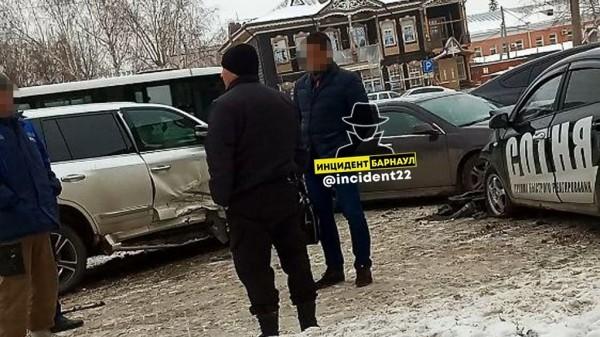 В центре Барнаула произошло массовое ДТП с участием автомобиля ЧОПа В центре Барнаула произошло массовое ДТП с участием автомобиля ЧОПа