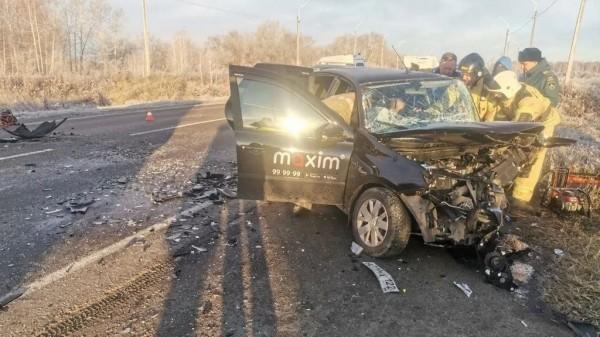 Два такси столкнулись лоб в лоб на выезде из Бийска в Барнаул