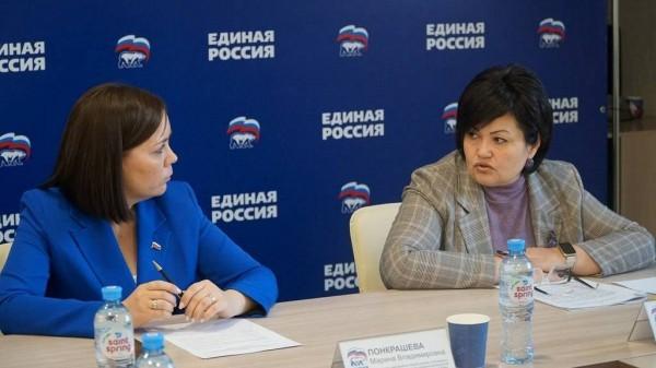 Единороссы обсудили с министром образования и науки Алтайского края реализацию партпроекта «Новая школа» Единороссы обсудили с министром образования и науки Алтайского края реализацию партпроекта «Новая школа»
