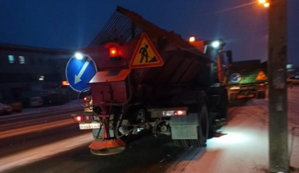 Зимняя техника приступила к уборке снега на дорогах Барнаула Зимняя техника приступила к уборке снега на дорогах Барнаула