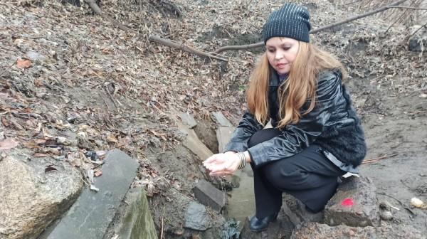 В Бийске в холодном ручье неожиданно появилась горячая вода В Бийске в холодном ручье неожиданно появилась горячая вода